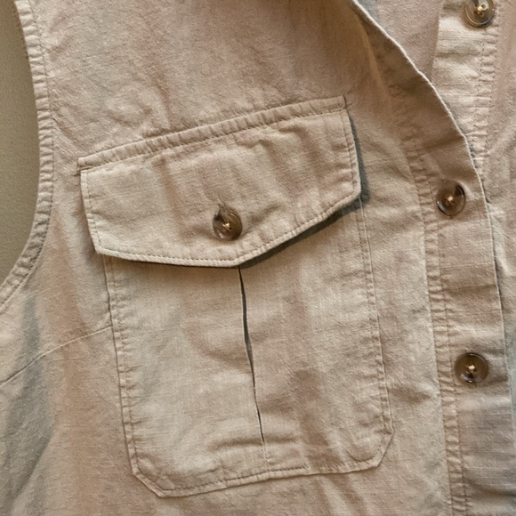 Banana Republic brown sleeveless button down cargo shirt. - Picture 2 of 6